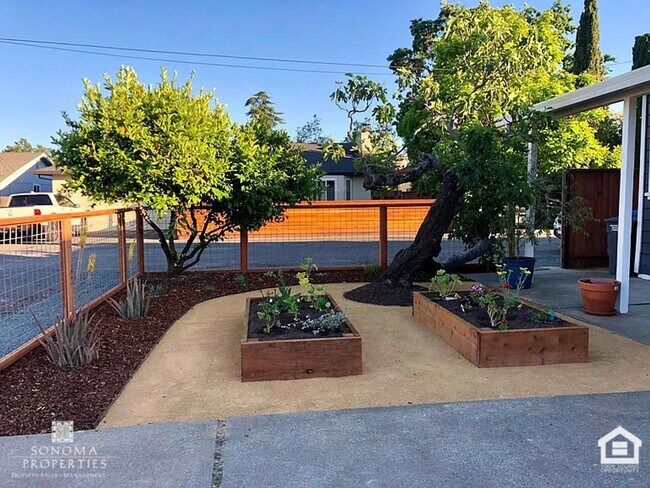 Building Photo - Charming 2-bedroom, 1-bathroom Sonoma Home - Available Now!