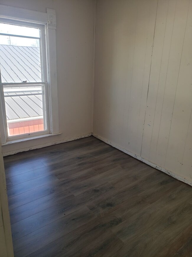 Building Photo - 2- Bedroom, 1- Bath Upper Unit in Hillsboro