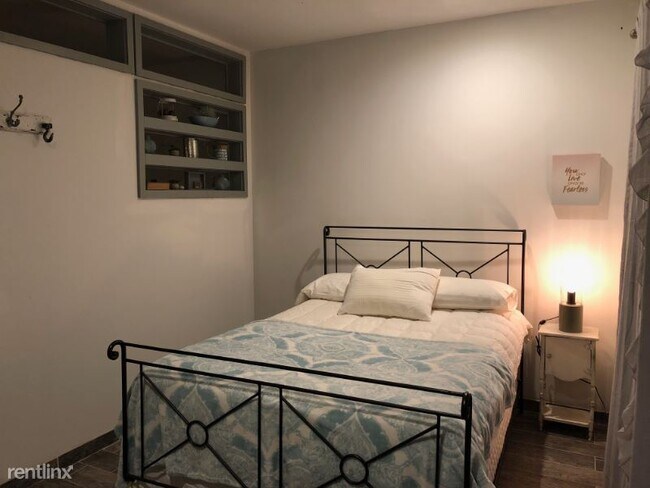 Building Photo - 2220-2238 S Piney Point Rd