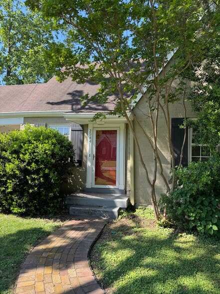 Building Photo - 2944 Primrose Cir