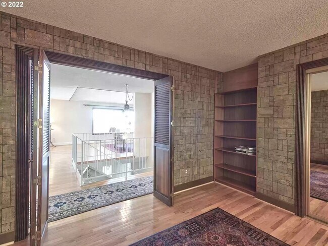 Building Photo - 6900 SE Riverside Dr