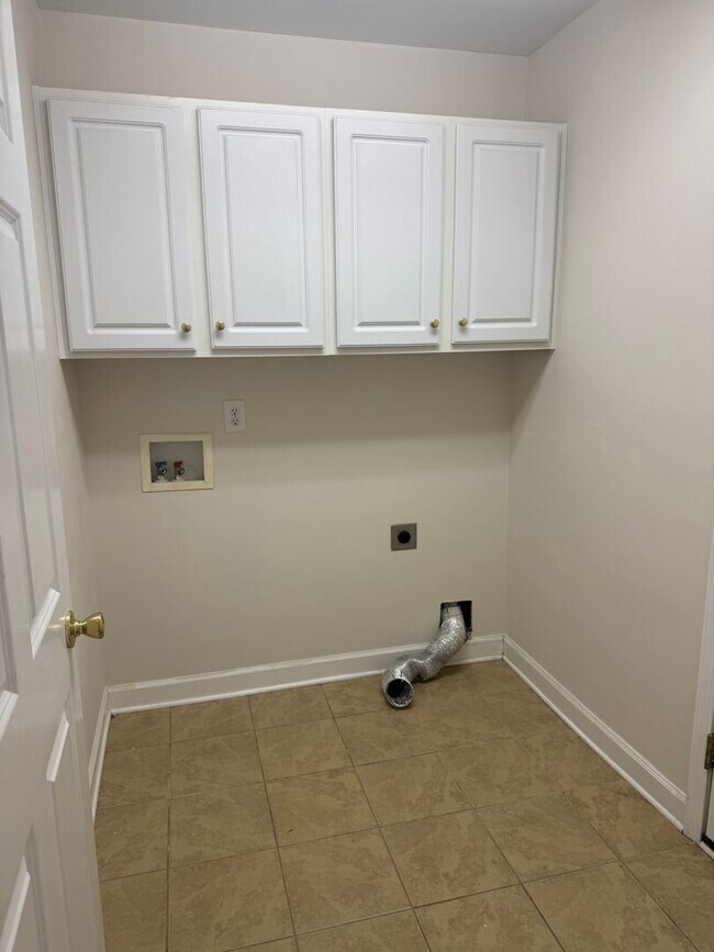 Building Photo - Updated 3 bedroom