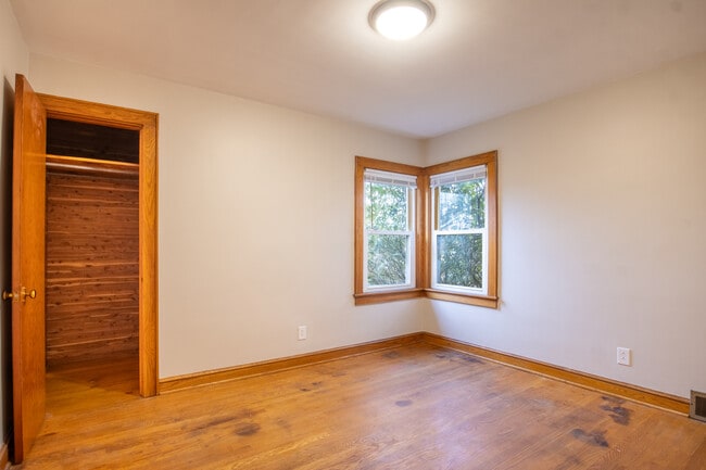 Building Photo - 610 Russell St