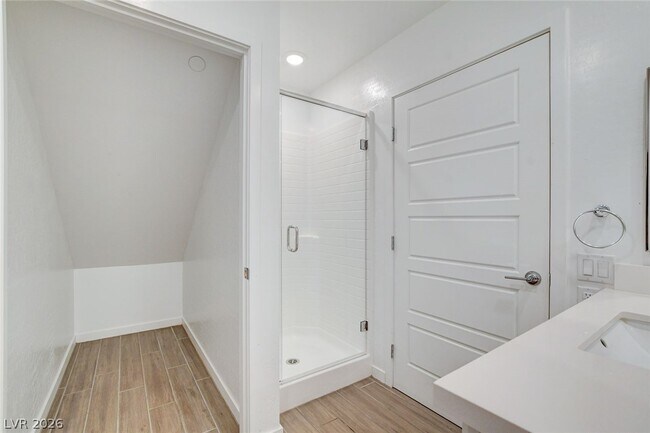 Building Photo - 5730 Sky Pointe Dr
