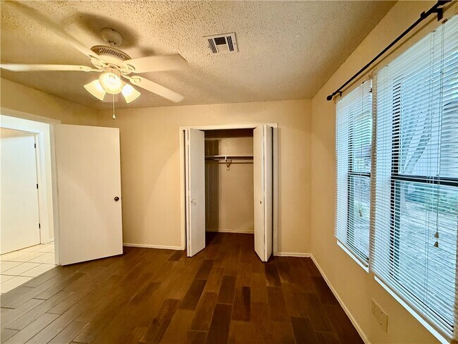 Building Photo - 930 N Century Dr