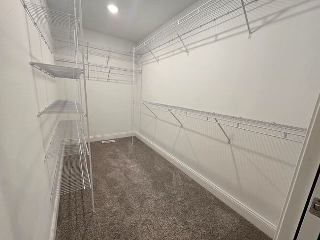 Building Photo - 6 Bedroom Home in Brookridge Estates