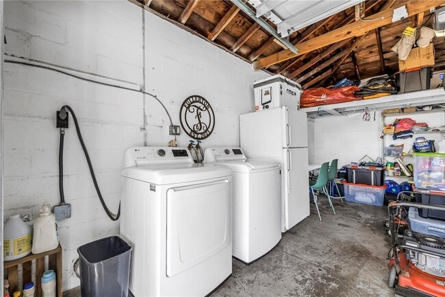 Building Photo - 2621 17th Ave N