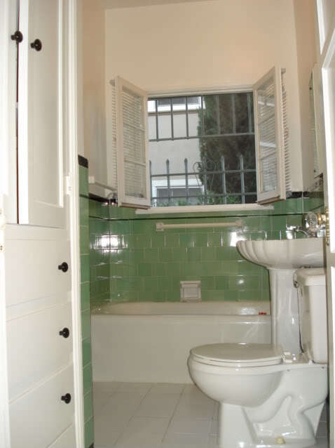 Bathroom Deep Tub - 1133 Wooster S St