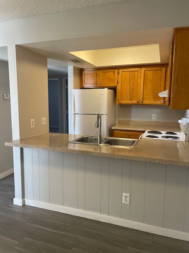 Building Photo - Lovely 2 Bedroom 1  Bath with Fireplace! M...