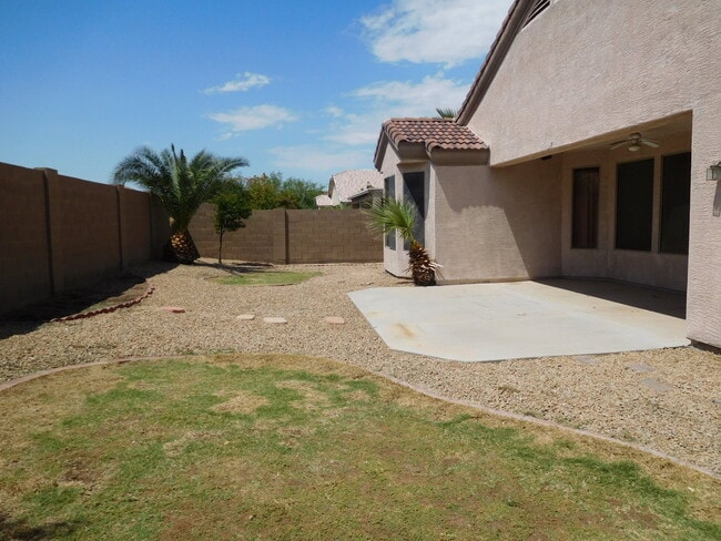 Building Photo - Lovely Single level with 4 Bed ,2 Bath and 3 Car Garage!