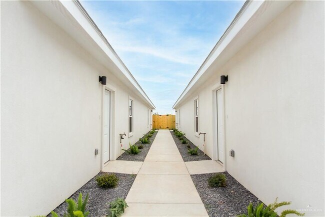 Building Photo - 1300 N Aryana Ave