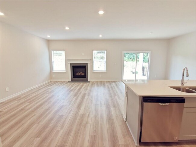 Building Photo - 5814 Un Grv Dr