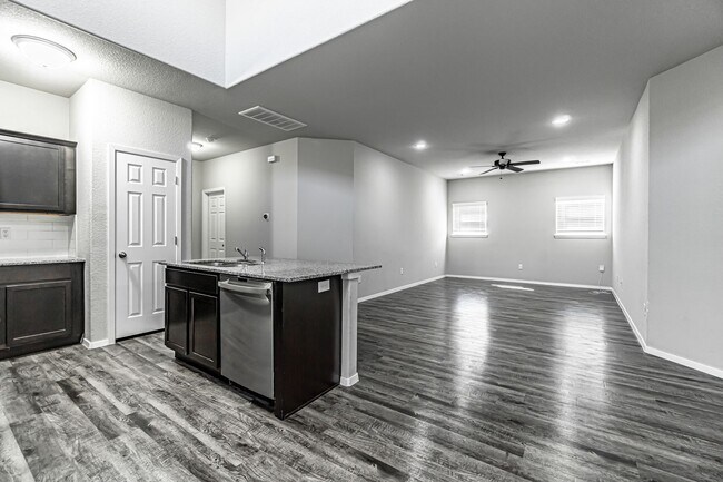 Building Photo - Welcome to this stunning 3-bedroom, 3-bathroom home located in the heart of Bentonville