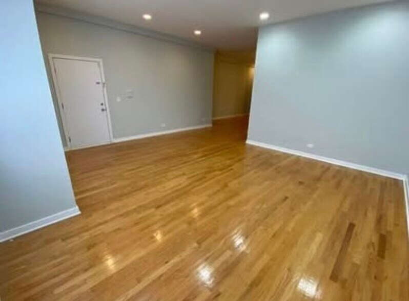 Building Photo - 44 N Paulina St