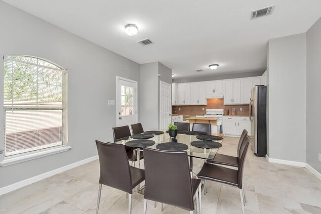 Building Photo - 5822 Santa Bernadetta