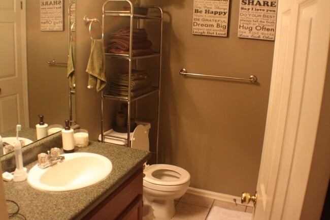 Building Photo - 3 Bedroom Apartment Off of South Lumpkin w...