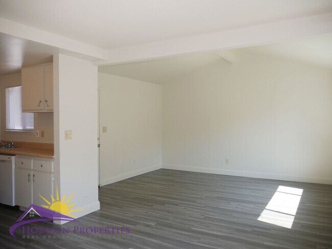 Building Photo - 1522 Los Robles Blvd