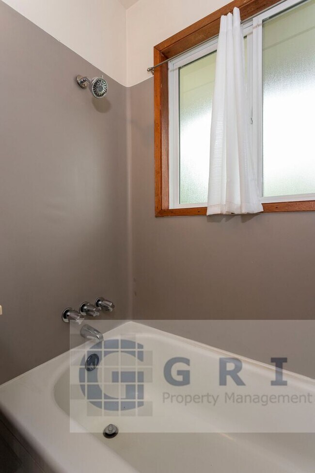 Building Photo - One Bedroom Apartment Available - Montavil...