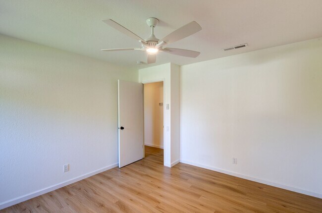 Building Photo - 1067 W Sierra Ave