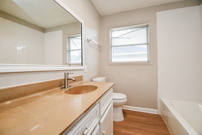 Building Photo - 919 Forest Oaks Dr