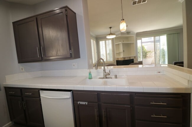 Building Photo - Townhome for Lease  in Valencia!