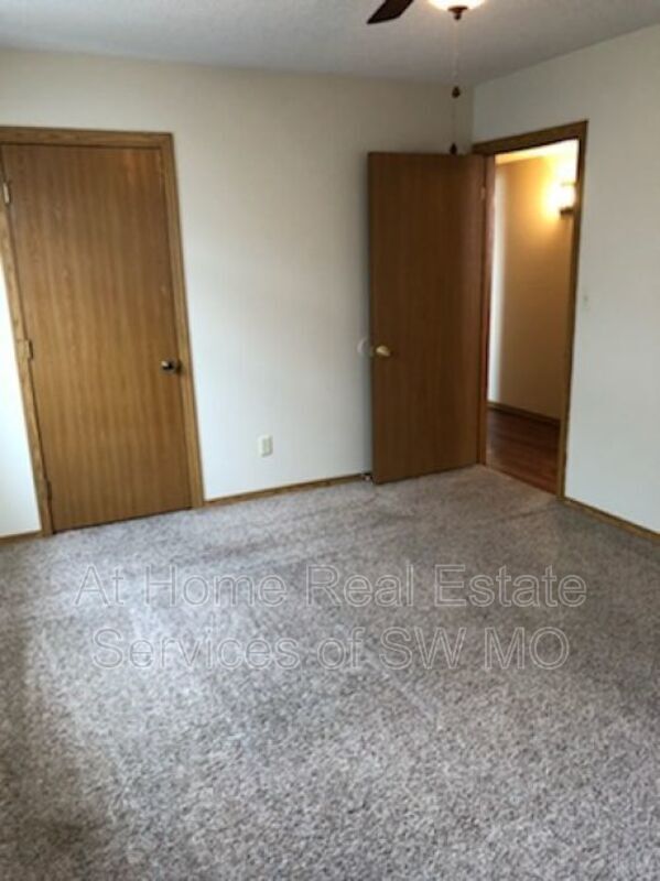 Building Photo - 2856 S Rogers Ave