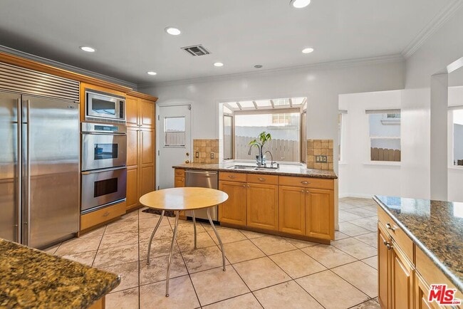 Building Photo - 10497 Kinnard Ave