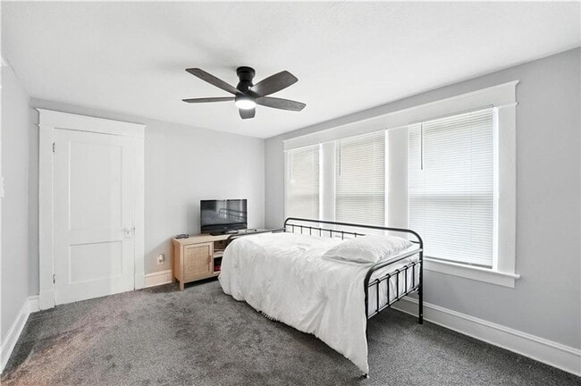 Building Photo - Great 2 bedroom 2 FULL bathrooms remodeled...