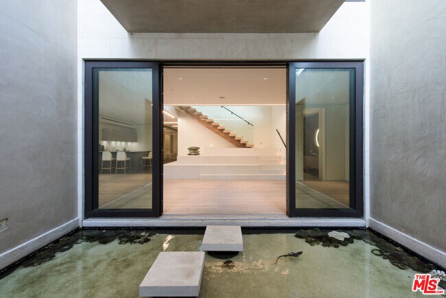 Building Photo - 9255 Swallow Dr