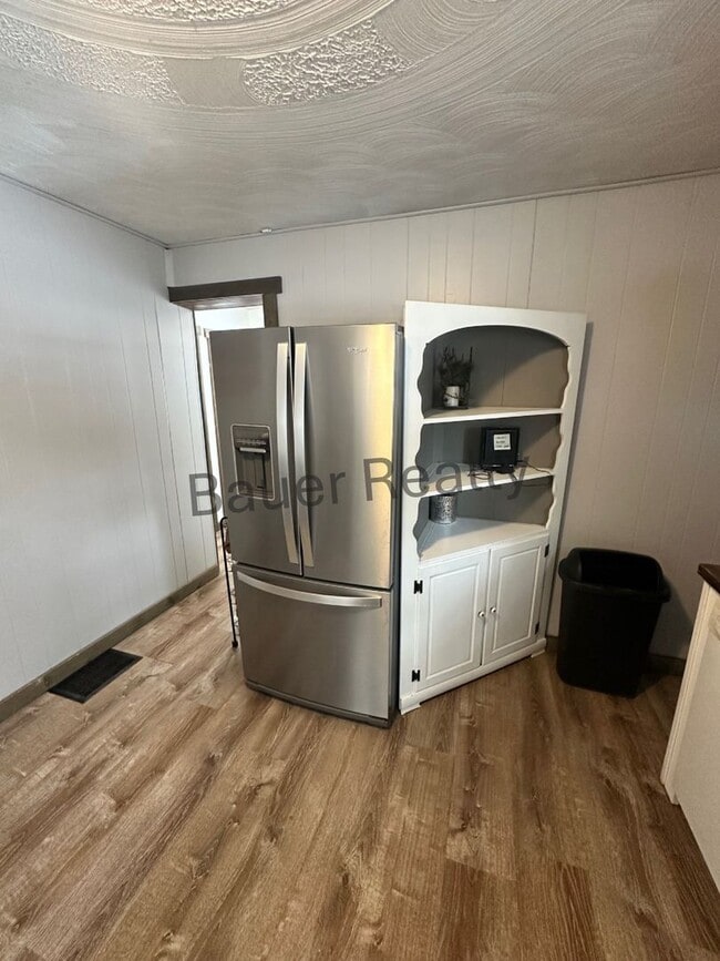 Building Photo - Three Bedroom, Country Setting