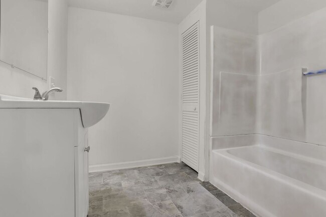 Building Photo - 569 Pleasant St