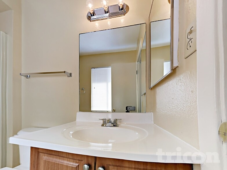 Building Photo - 4302 N 79th Ave