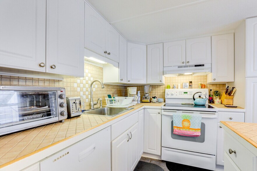 Building Photo - 670 N Green Cir