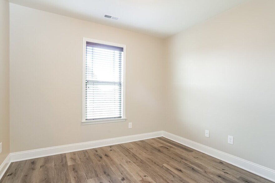 Building Photo - 104 Claymore Dr