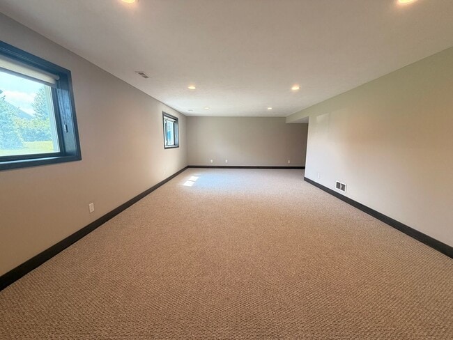 Building Photo - Spacious 4 Bedroom, 2.5 Bath in Caledonia!