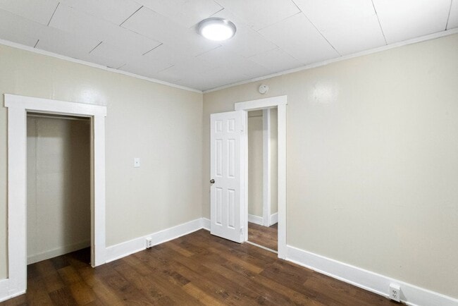 Building Photo - Spacious 3bdrm/1bath Home with large yard ...