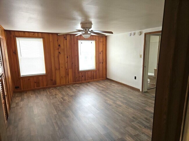 Building Photo - Spacious 3-bedroom single-family home in C...