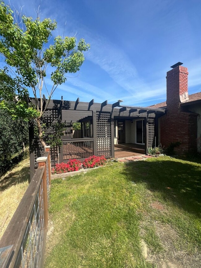 Building Photo - Beautiful Updated West Redding Home!