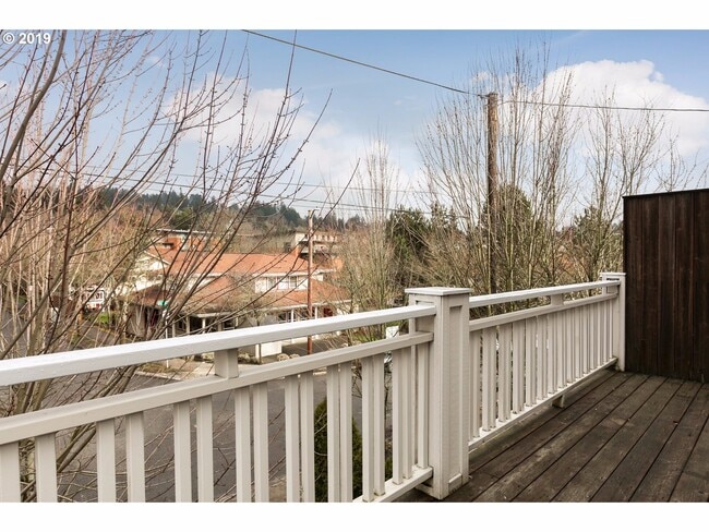 Building Photo - Amazing 3 bed / 2.5 bath Duplex with Bonus Room!