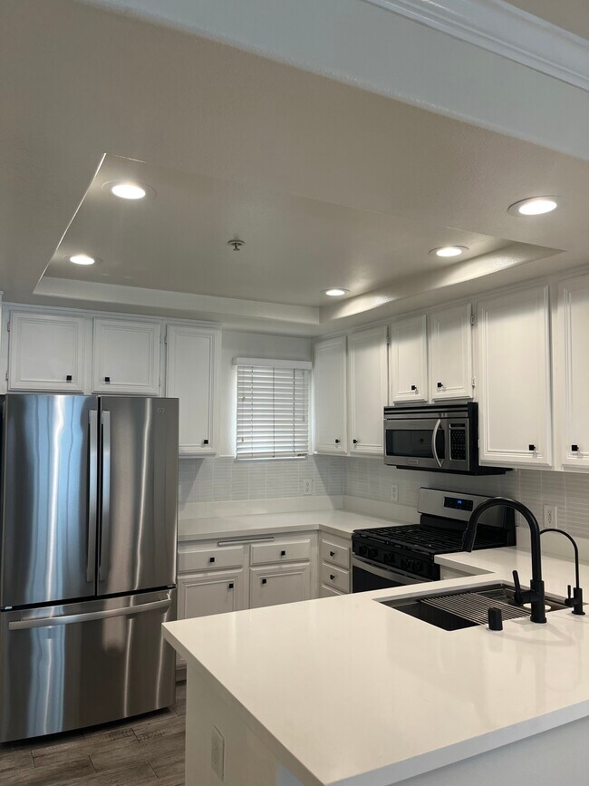 Building Photo - 5260 Premiere Hls Dr