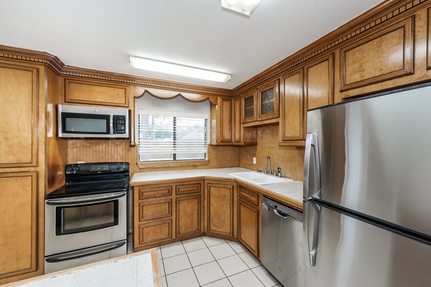 Building Photo - 2839 Canary Ln