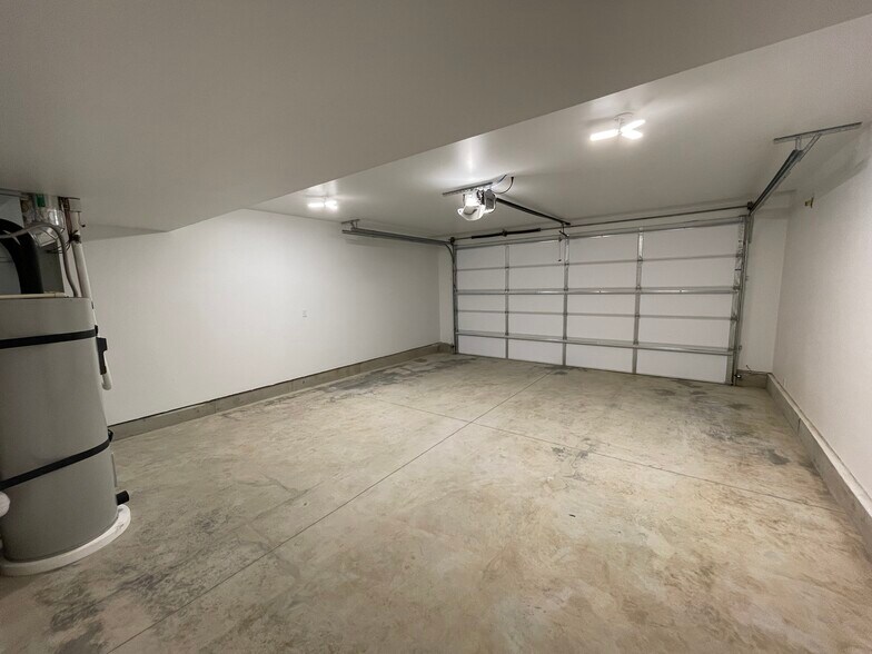 Building Photo - 412 W 1st St