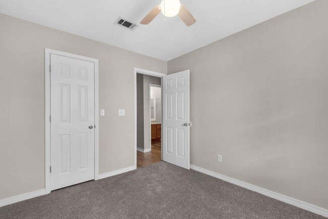 Building Photo - "Charming 3-Bed Retreat with 2 Full Baths in Fort Walton Beach!"