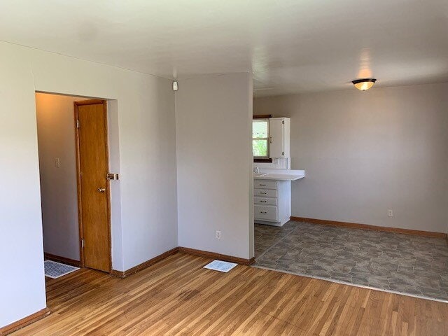 Building Photo - EASE SIDE 2 BEDROOM HOME AVAILABLE NOW!