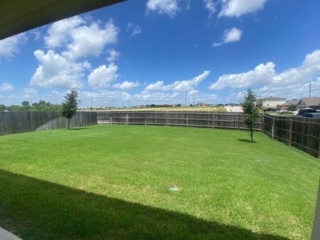 Building Photo - 4 BEDROOM CORNER LOT