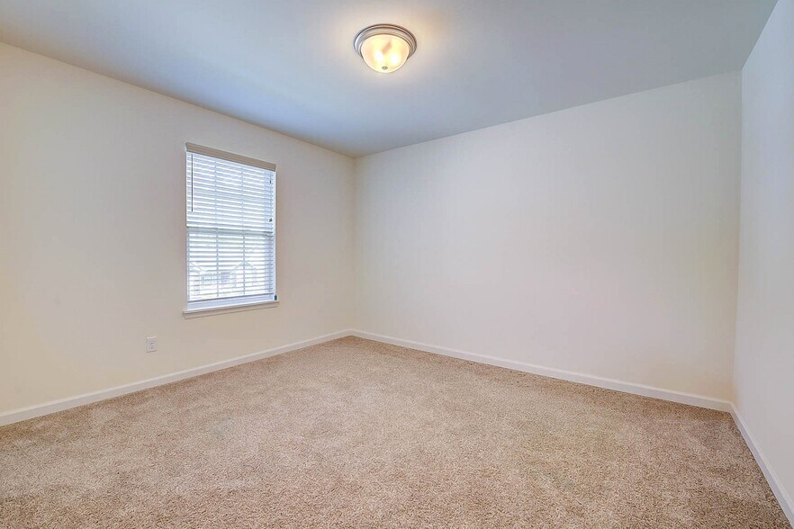 Building Photo - 732 Fox Creek Dr