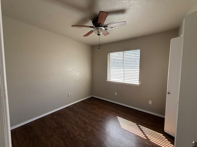 Building Photo - 1013 Mercury Cir