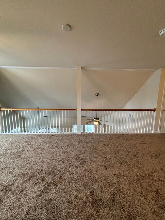 Building Photo - Spacious End Unit 3BR/2.5BA Townhouse