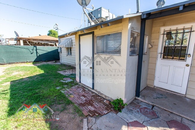 Building Photo - 1324 W Clarendon Ave