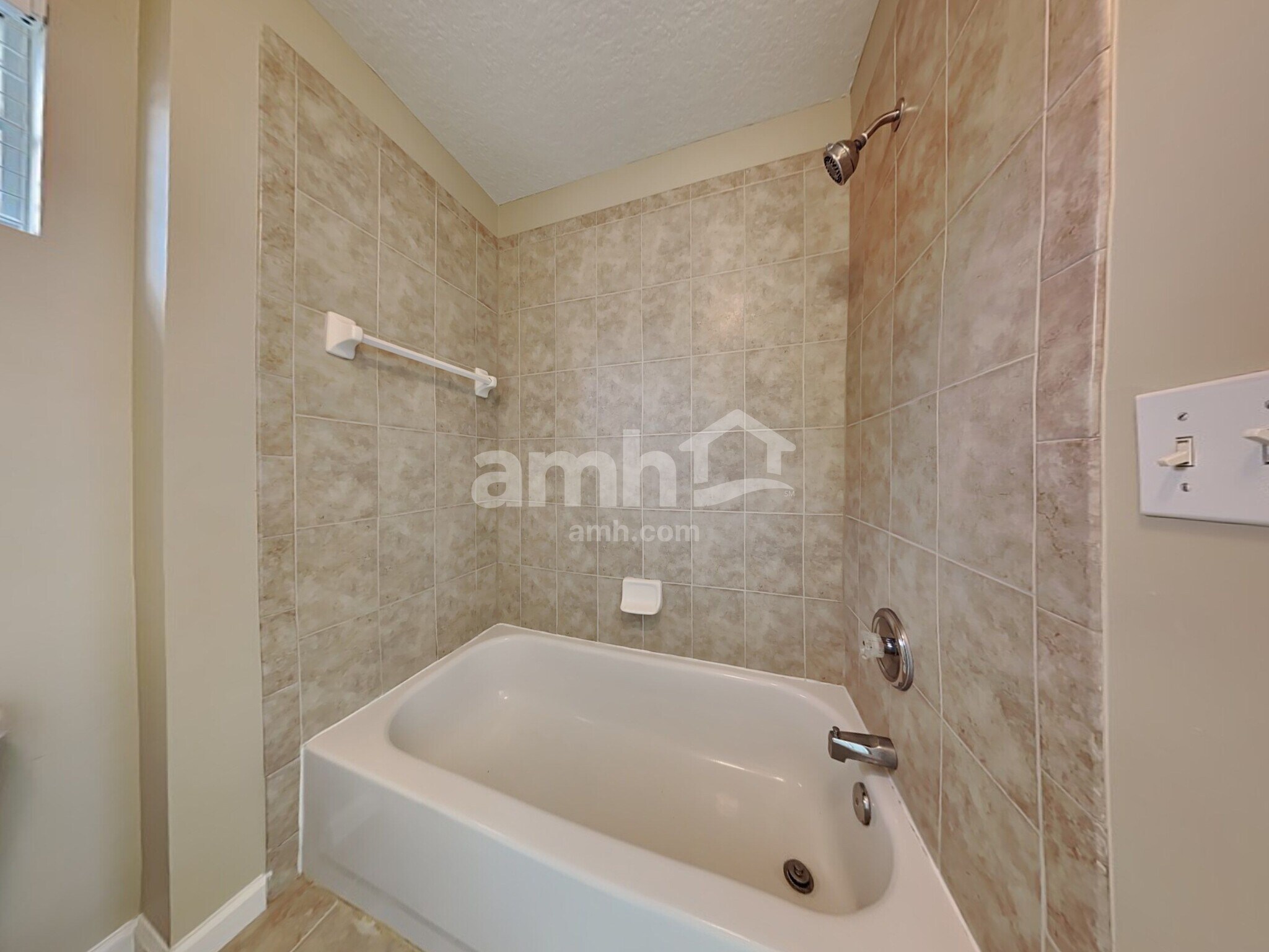 Building Photo - 890 Thoroughbred Dr
